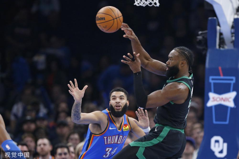 [NBA]里夫斯闪转腾挪 空中失衡打成高难度2+1.